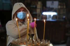 Верующая крестится