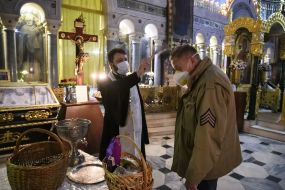 Priest consecrates Easter baskets