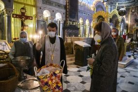 Priest consecrates Easter baskets