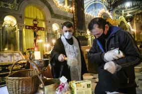 Priest consecrates Easter baskets