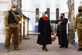 Правоохоронець біля храму преподобного Феодосія