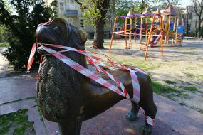 Оградительная лента на скульптуре мифического животного