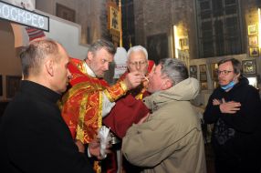 parishioners receive communion