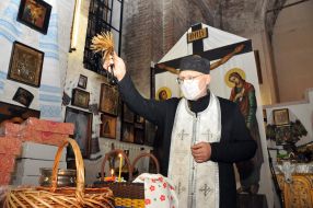 Priest consecrates Easter baskets