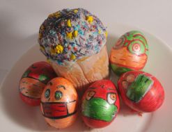 Кулич и пасхальные яйца