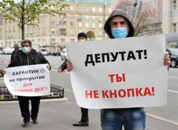 Men in medical masks holding posters