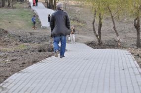 Люди на покладеній бруківці в зоні відпочинку