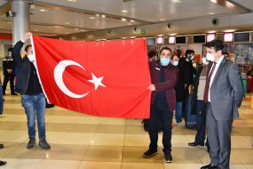 Громадяни Туреччини з прапором в аеропорту "Бориспіль"