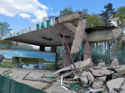Dismantling the old entrance to the zoo