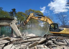 Dismantling the old entrance to the zoo
