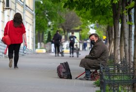 A man without a place lies at the entrance to the subway in Kiev