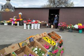 Sale of artificial and fresh flowers near Berkovets Cemetery in Kiev