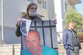 Relatives of prisoners in the Donbass during the action near the Office of the President