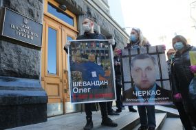 Relatives of prisoners in the Donbass during the action near the Office of the President
