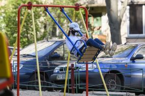Девушка в медицинской маске