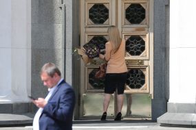 Народный депутат входит в здание ВРУ