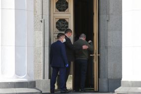 Народные депутаты в медицинских масках