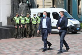 Народные депутаты в медицинских масках