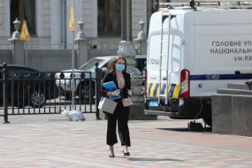 Народный депутат в медицинской маске