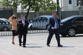 Народные депутаты в медицинских масках