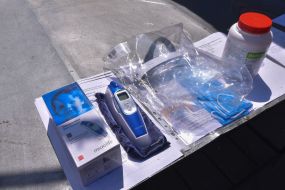 Contactless thermometer and medical mask