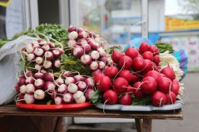 Торговля редиской возле рынка "Минский"