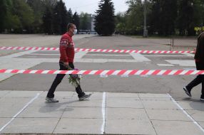 Odessa people bring flowers to the Trade Unions House