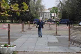 Odessa people bring flowers to the Trade Unions House