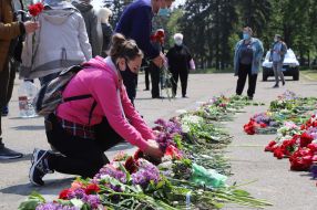 Odessa people bring flowers to the Trade Unions House