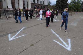 Odessa people bring flowers to the Trade Unions House