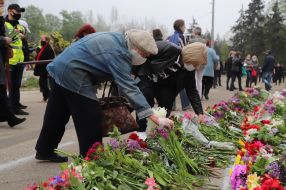 Odessa people bring flowers to the Trade Unions House