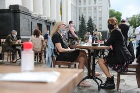 "Lunch" in protest against the ban on summer terraces