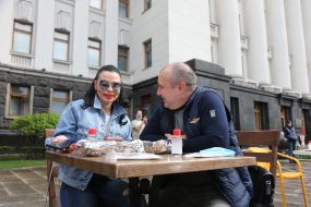 "Lunch" in protest against the ban on summer terraces