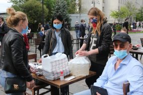 "Lunch" in protest against the ban on summer terraces
