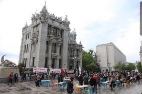 "Светский ланч" в знак протеста против запрета работы летних террас