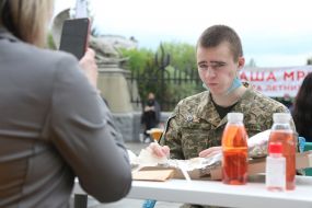 "Светский ланч" в знак протеста против запрета работы летних террас