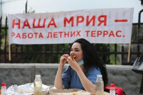 "Светский ланч" в знак протеста против запрета работы летних террас