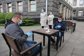 "Светский ланч" в знак протеста против запрета работы летних террас