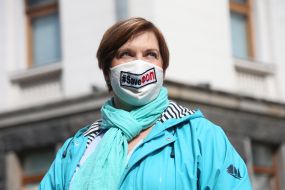 Участница акции в маске