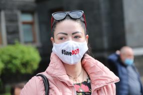 Участница акции в маске