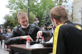 "Светский ланч" в знак протеста против запрета работы летних террас