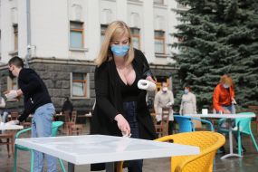 "Светский ланч" в знак протеста против запрета работы летних террас