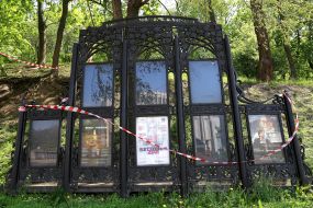 Перевязанный лентой полупустой стенд для афиш