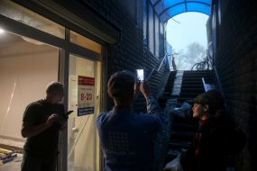 Перехожі ховаються від дощу у підземному переході