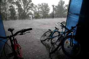 Сховані від дощу під навісом велосипеди