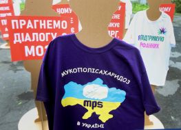 Картонні манекени на  акції «Заради пацієнтів — без пацієнтів!»