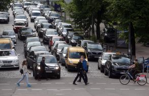 Люди переходят через дорогу