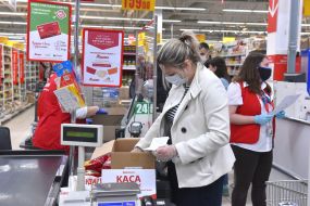 Volunteers purchased food kits for people in need of social protection