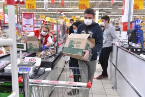 Volunteers purchased food kits for people in need of social protection