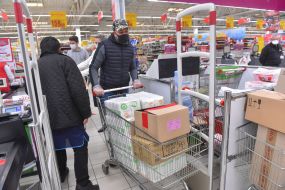 Volunteers purchased food kits for people in need of social protection